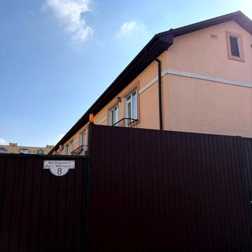 Квітнева вул., 8