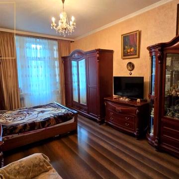 Велика Васильківська вул. (Червоноармійська), 42