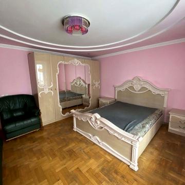 Над Яром вул., 1