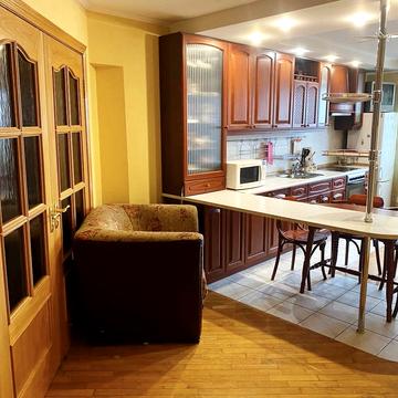 Святошинська пл., 1