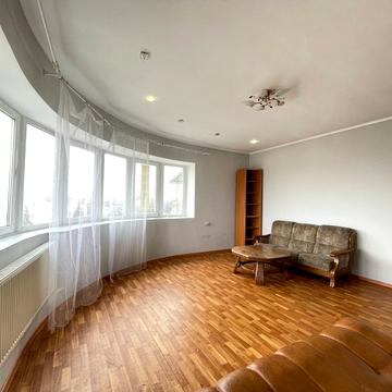 Романа Купчинського вул., 14