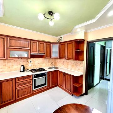 Богдана Хмельницького вул., 243