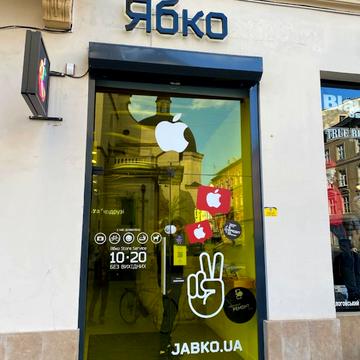 Театральна вул., 7