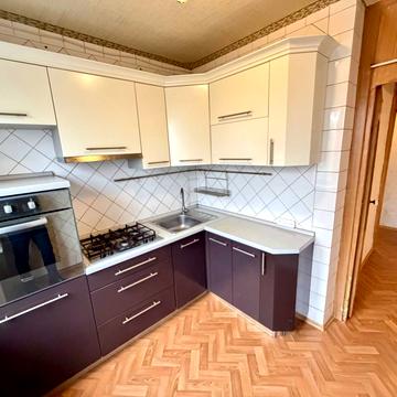 Богдана Хмельницького просп. (Героїв Сталінграда), 8-Б