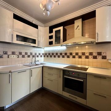 Дніпровська набережна вул., 26