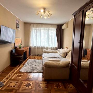 Небесної Сотні просп. (Маршала Жукова), 10