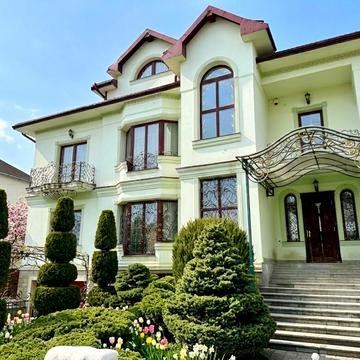 Весняна вул.