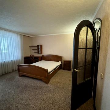 Гетьмана Петра Дорошенка вул. (Генерала Грушевого), 12