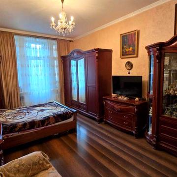 Велика Васильківська вул. (Червоноармійська), 42