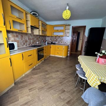 Над Яром вул., 1