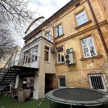 Кирила і Мефодія вул., 25