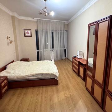 Дмитрівська вул., 82