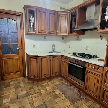 Захисників України вул., 8