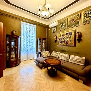 Богдана Хмельницького вул., 50