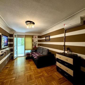 Автобуду вул., 8