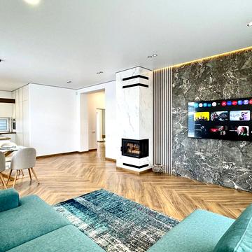 Місячна вул.