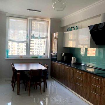 Анни Ахматової вул., 30