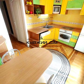 Анни Ахматової вул., 6