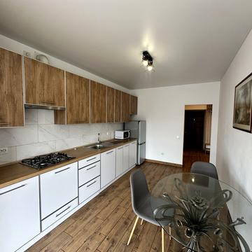 Княгинин вул., (Будинок 8)