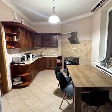 Дмитрівська вул., 82