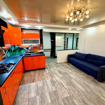 Менахем-Мендл Шнеєрсона вул. (Мініна), 15