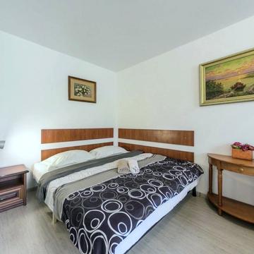 Яблунева вул., (Будинок 7а)