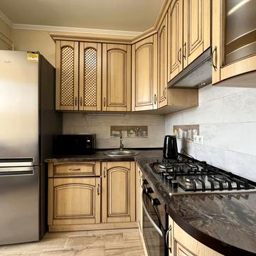 Яблунева вул., 15