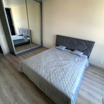 Академіка Глушкова просп., 42