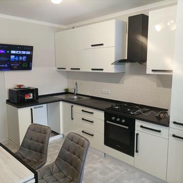 Мостобудівників вул., 18