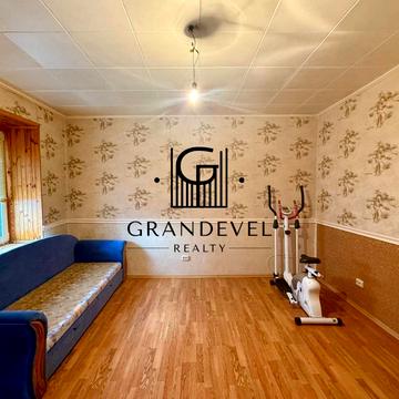 Анни Ахматової вул., 35-Б