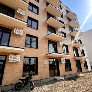 Євгена Коновальця вул., (Будинок 1)