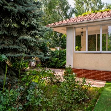 Зоряна вул., 8