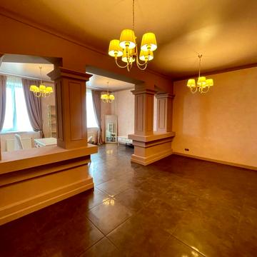 Богдана Хмельницького вул., 9