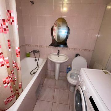 Менахем-Мендл Шнеєрсона вул. (Мініна), 7