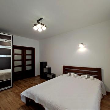 Богдана Хмельницького вул., 96