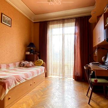 Тараса Шевченка бульв., 10