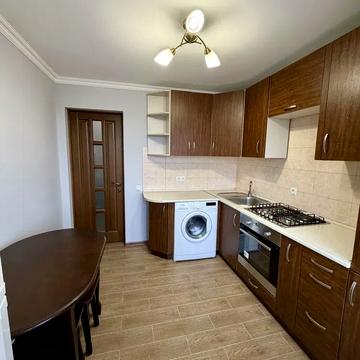 Героїв Крут бульв. (Героїв Сталінграду), 22