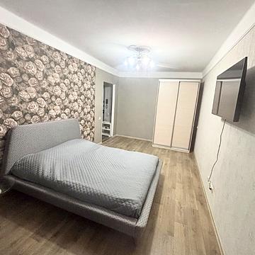 Героїв полку "Азов" вул. (Маршала Малиновського), 1