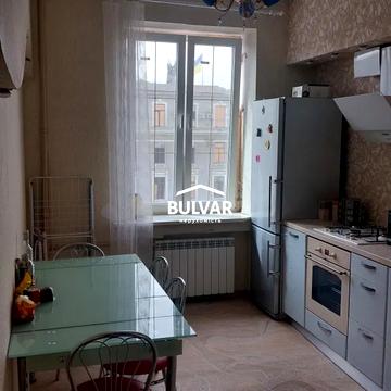 Конституції пл., 2/2