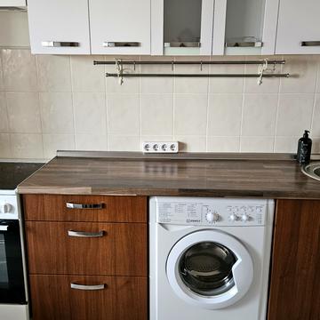 Стадіонна вул., 6