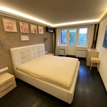 Богдана Хмельницького просп. (Героїв Сталінграда), 8-А