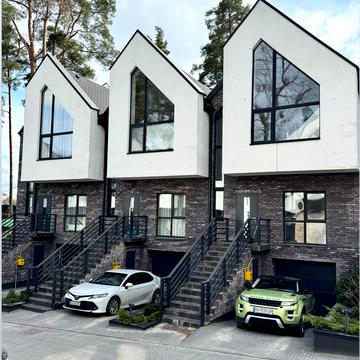 Євгена Коновальця вул., 49