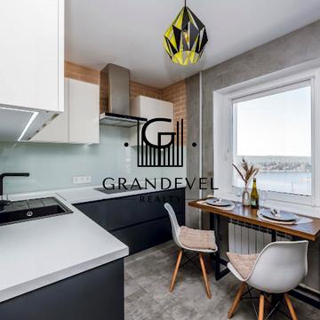 Миколи Ушакова вул., 16