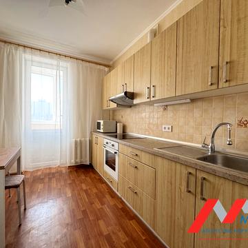 Анни Ахматової вул., 45