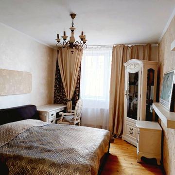 Хотинська вул., 12