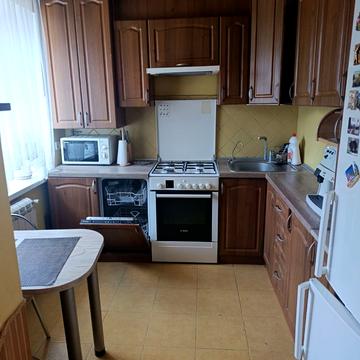 Листопадна вул., 8