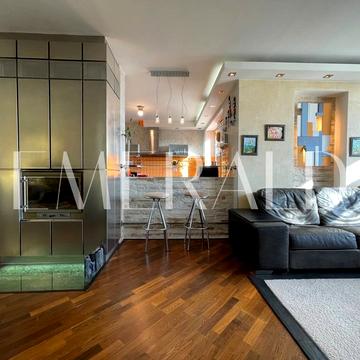 Анни Ахматової вул., 13