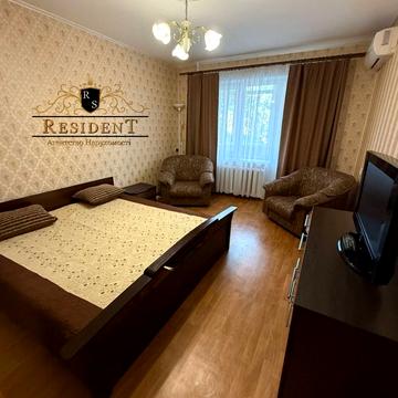 Набережна Перемоги вул., 118