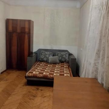 Ялтинська вул., 6