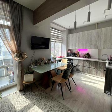 Павлівський майдан пл. (Рози Люксембург майдан), 2